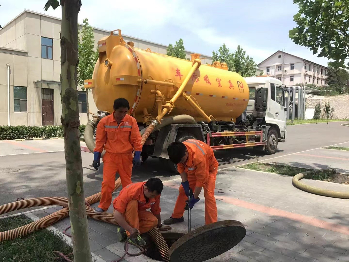 陆丰管道疏通车停在窨井附近