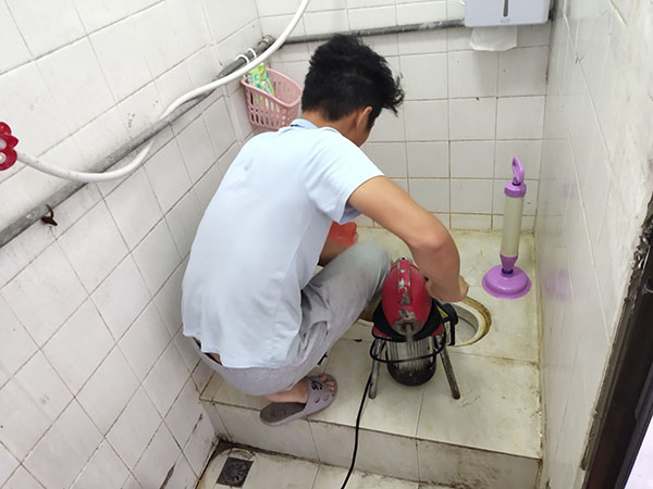 陆丰管道堵塞冒臭气 专业师傅现场解决问题