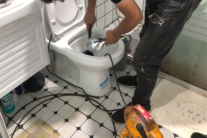陆丰马桶堵塞自己疏通还是找师傅?专业上门服务让你省时更省心